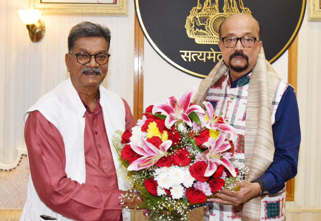 राज्यपाल रमेन डेका से छत्तीसगढ़ विधानसभा के नेता प्रतिपक्ष डॉ. महंत ने सौजन्य भेंट की राज्यपाल रमेन डेका से छत्तीसगढ़ विधानसभा के नेता प्रतिपक्ष डॉ. महंत ने सौजन्य भेंट की