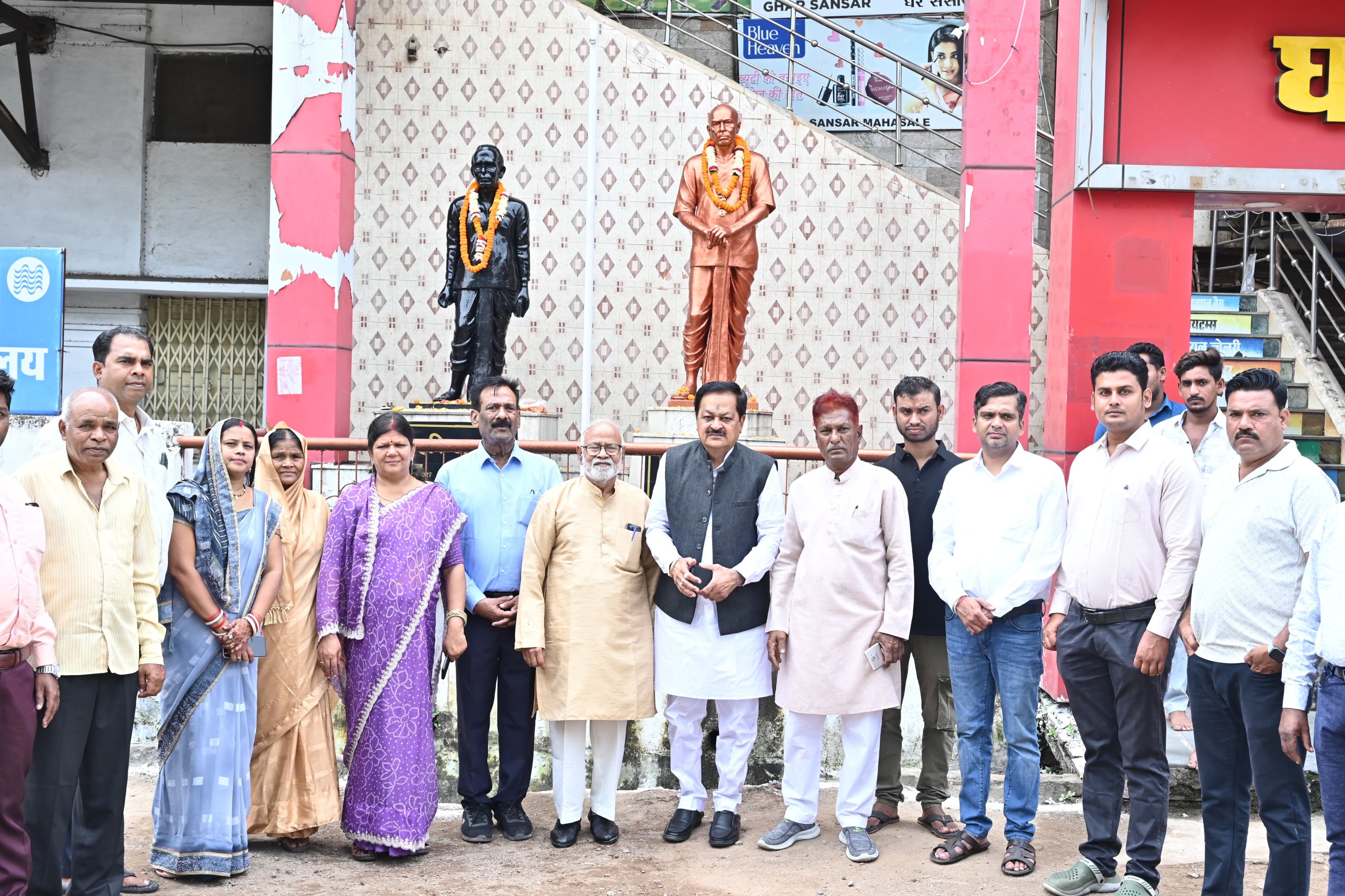 स्वतंत्रता संग्राम सेनानी त्यागमूर्ति ठाकुर प्यारेलाल सिंह का पुण्यतिथि पर नमन स्वतंत्रता संग्राम सेनानी त्यागमूर्ति ठाकुर प्यारेलाल सिंह का पुण्यतिथि पर नमन