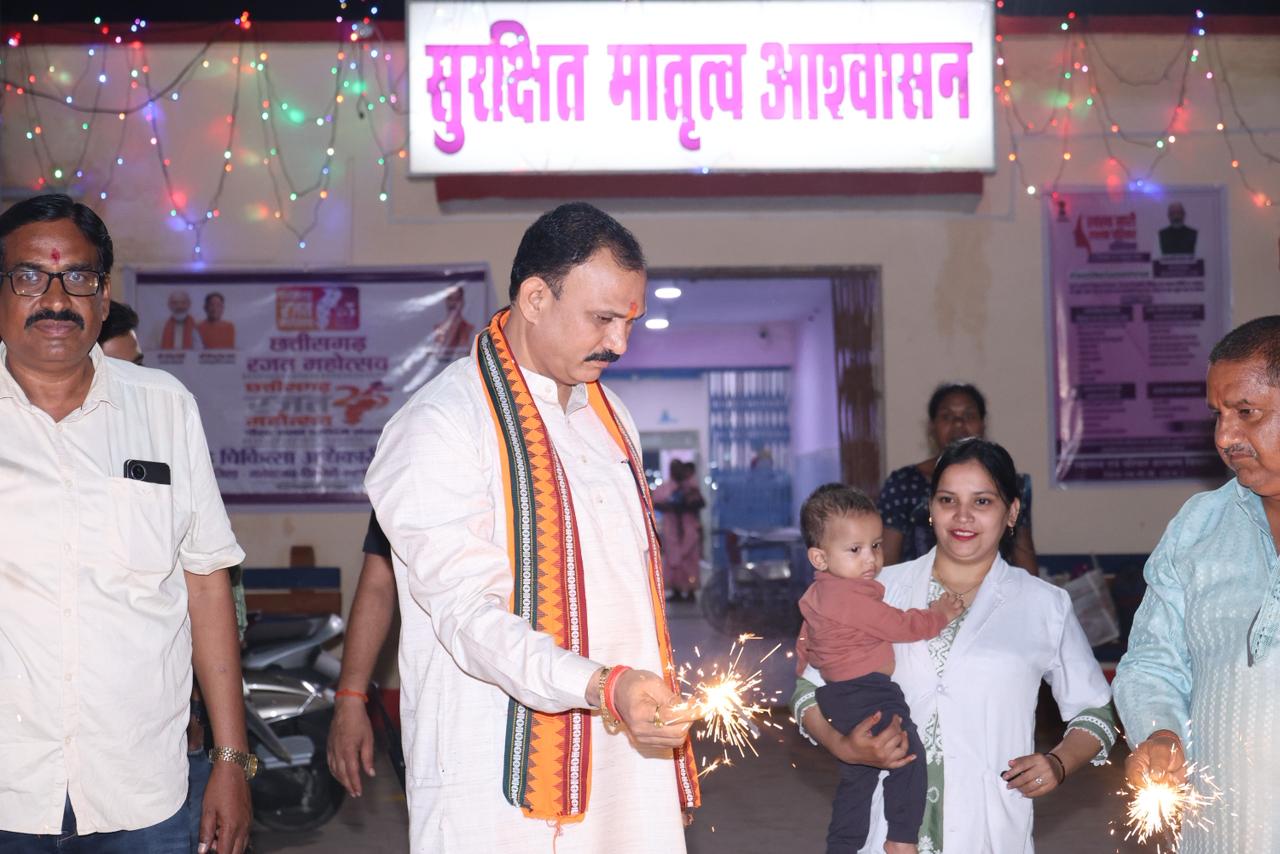 स्वास्थ्य मंत्री ने मरीजों और अस्पताल स्टाफ के साथ मनाई दिवाली, फल और मिठाई किया वितरित स्वास्थ्य मंत्री ने मरीजों और अस्पताल स्टाफ के साथ मनाई दिवाली, फल और मिठाई किया वितरित