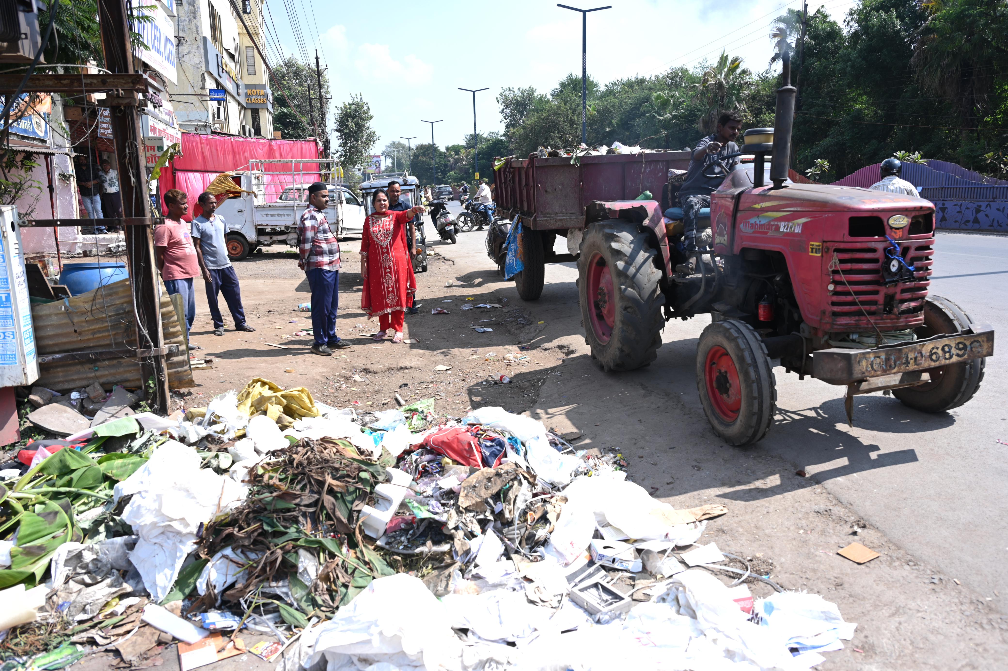 महापौर मीनल चौबे ने दीपावली पश्चात सफाई व्यवस्था का किया औचक निरीक्षण महापौर मीनल चौबे ने दीपावली पश्चात सफाई व्यवस्था का किया औचक निरीक्षण