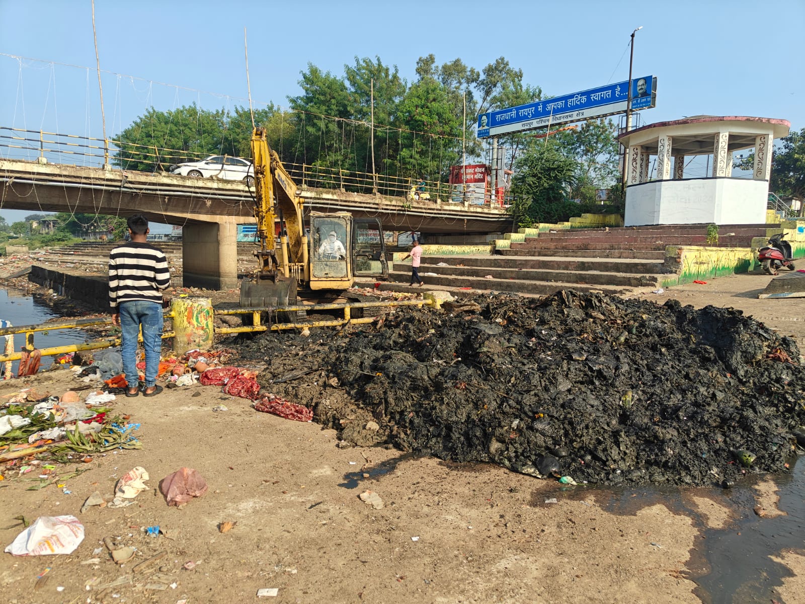 नगर निगम द्वारा छठ पूजा के लिए महादेवघाट में विशेष सफाई अभियान, पोकलेन मशीन और सफाई गैंग भेजकर लगातार प्रगति पर नगर निगम द्वारा छठ पूजा के लिए महादेवघाट में विशेष सफाई अभियान, पोकलेन मशीन और सफाई गैंग भेजकर लगातार प्रगति पर