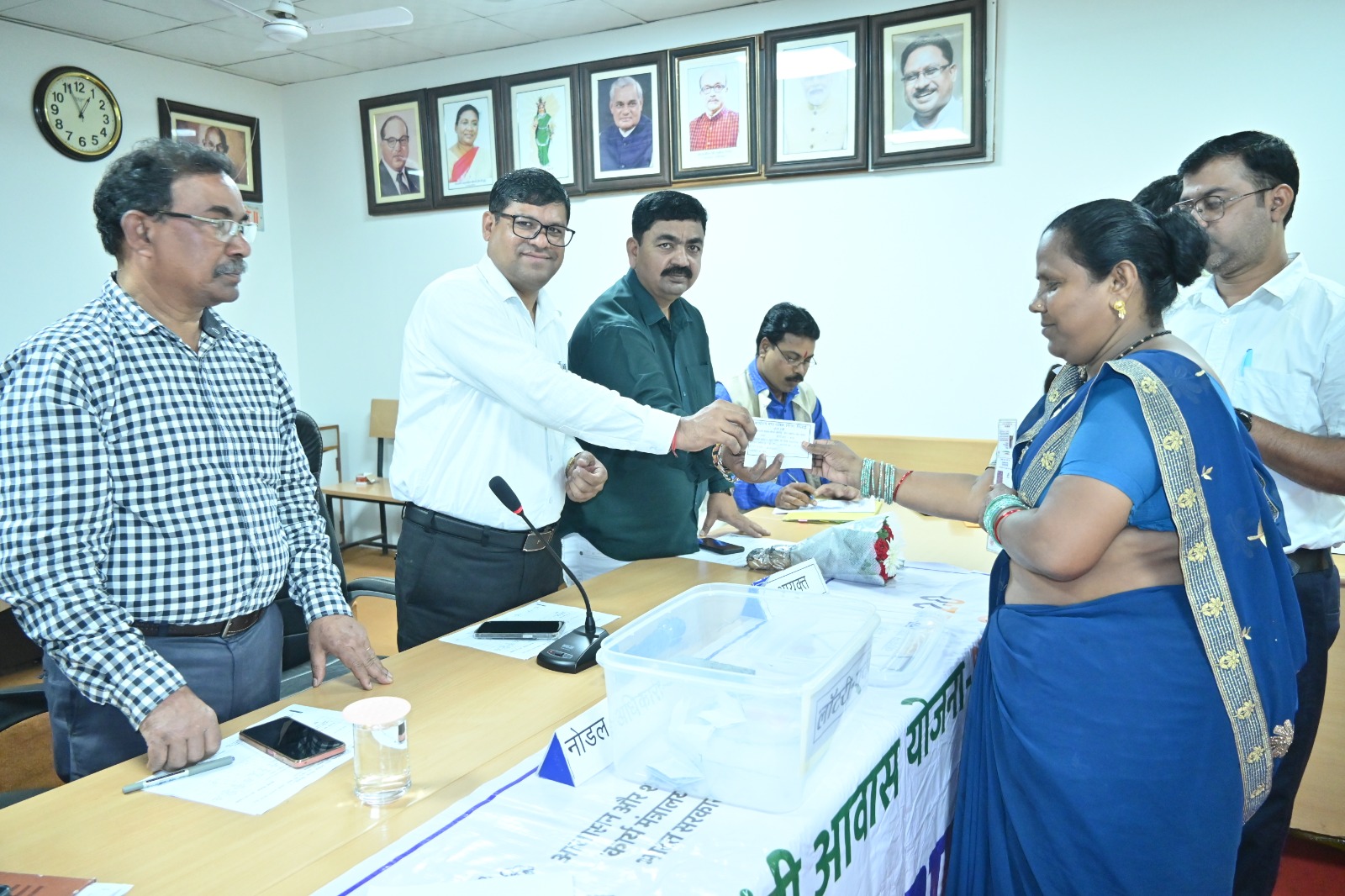 पीएम आवास के 06 हितग्राहियों को मकान आबंटित किया गया पीएम आवास के 06 हितग्राहियों को मकान आबंटित किया गया