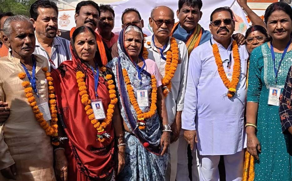 महासमुंद जिले से 323 श्रद्धालु मुख्यमंत्री तीर्थ दर्शन योजना अंतर्गत हुए प्रयागराज काशी रवाना महासमुंद जिले से 323 श्रद्धालु मुख्यमंत्री तीर्थ दर्शन योजना अंतर्गत हुए प्रयागराज काशी रवाना