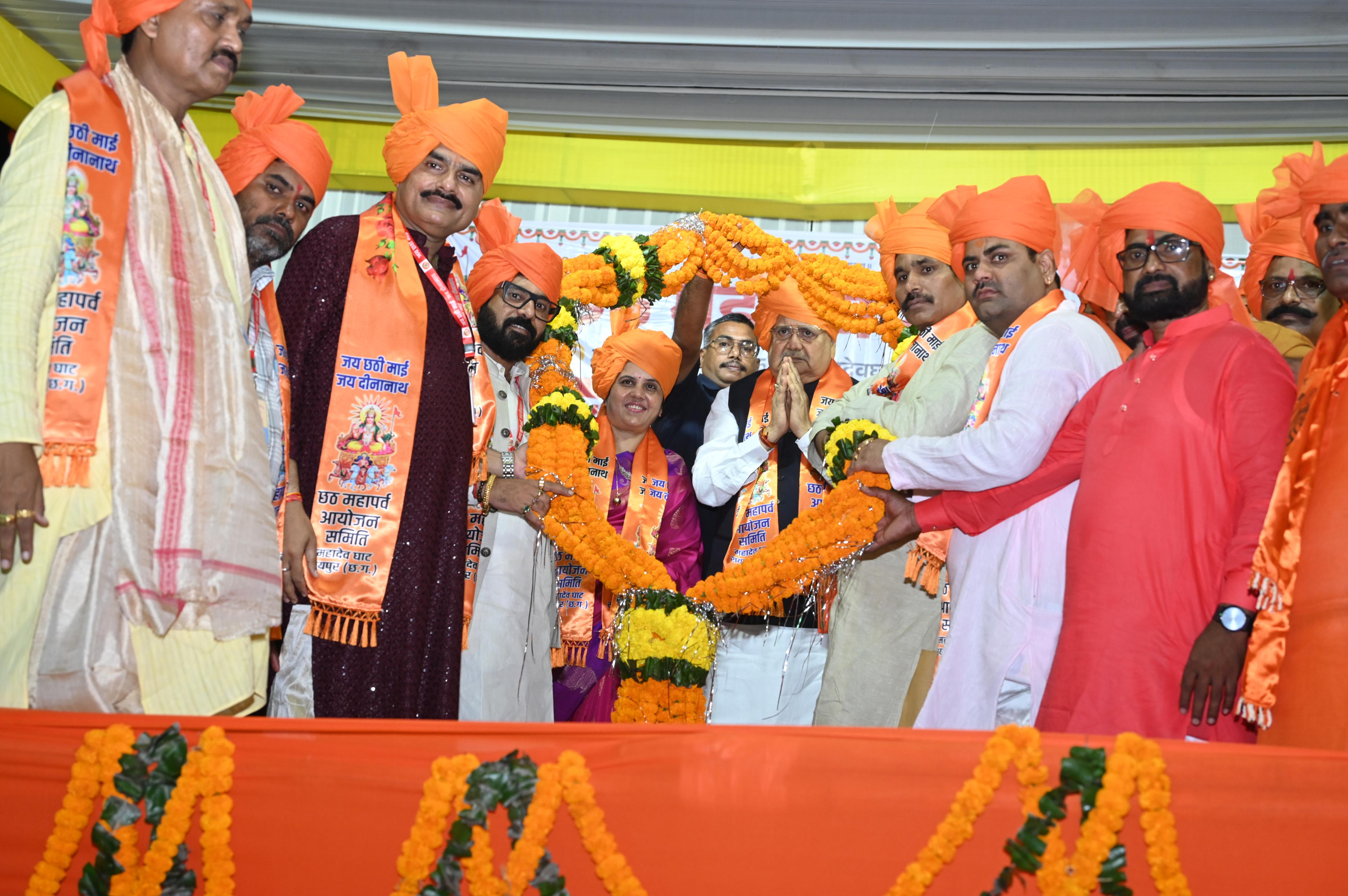 महापौर मीनल चौबे पहुंचीं महादेवघाट, व्रती महिलाओं, भक्तजनों को छठ महापर्व पूजा की दी हार्दिक शुभकामनायें महापौर मीनल चौबे पहुंचीं महादेवघाट, व्रती महिलाओं, भक्तजनों को छठ महापर्व पूजा की दी हार्दिक शुभकामनायें