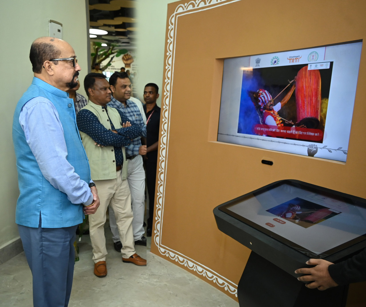 राज्यपाल रमेन डेका ने भव्य जनजातीय संग्रहालय का लिया जायजा राज्यपाल रमेन डेका ने भव्य जनजातीय संग्रहालय का लिया जायजा