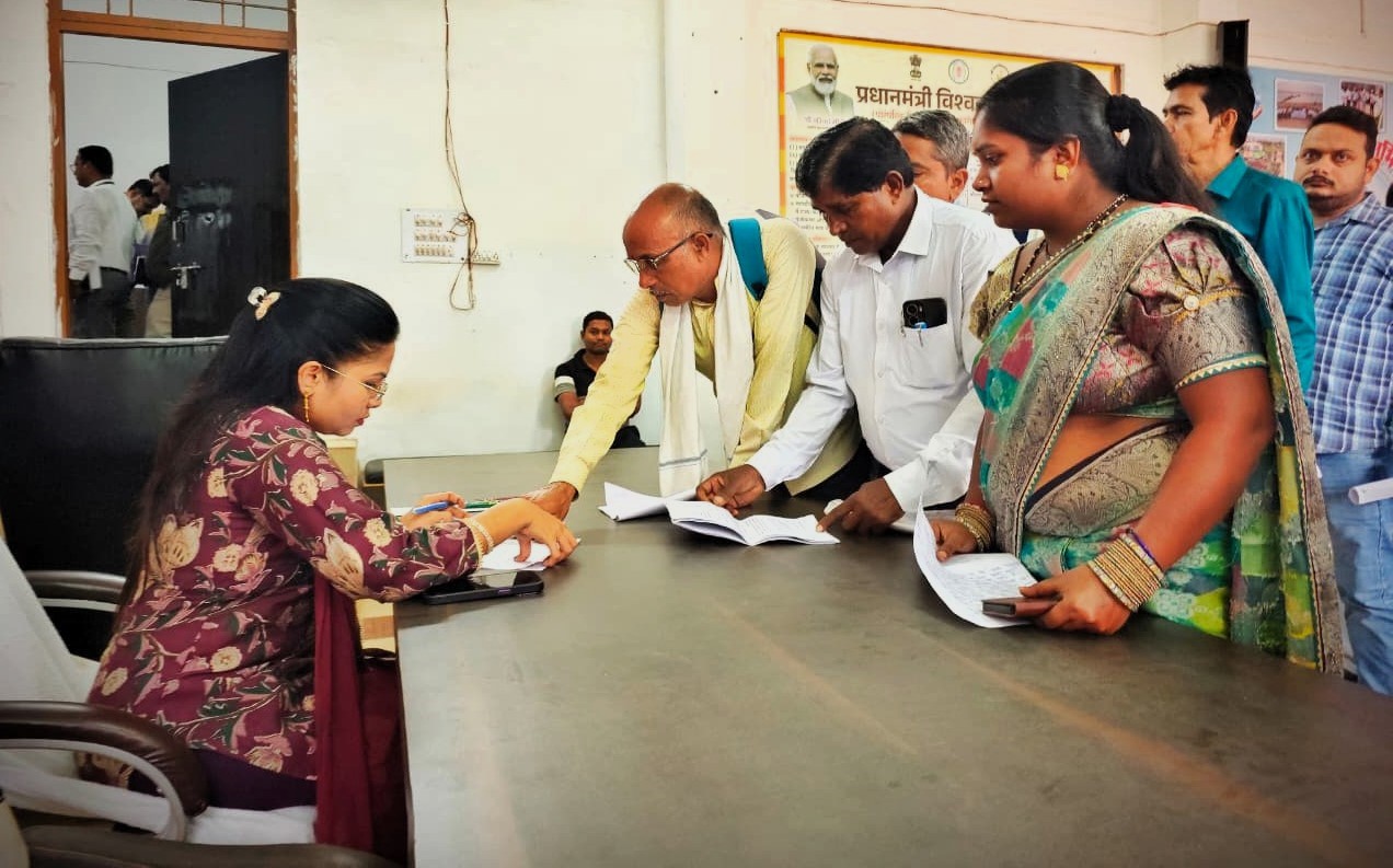 कलेक्टर जनदर्शन में अधिकारियों ने सुनी आम लोगों की समस्याएं कलेक्टर जनदर्शन में अधिकारियों ने सुनी आम लोगों की समस्याएं