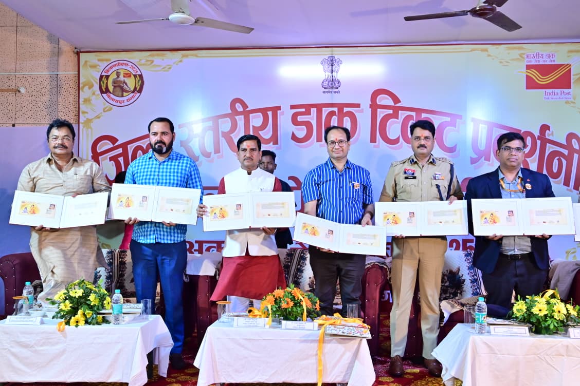 केन्द्रीय राज्यमंत्री तोखन साहू ने मां कर्मा के विशेष आवरण का अनावरण किया केन्द्रीय राज्यमंत्री तोखन साहू ने मां कर्मा के विशेष आवरण का अनावरण किया