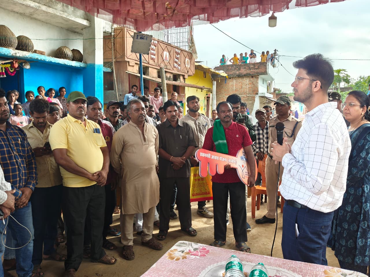 लवनबंद में ग्रामीणों के बीच पहुंचे कलेक्टर दीपक सोनी लवनबंद में ग्रामीणों के बीच पहुंचे कलेक्टर दीपक सोनी