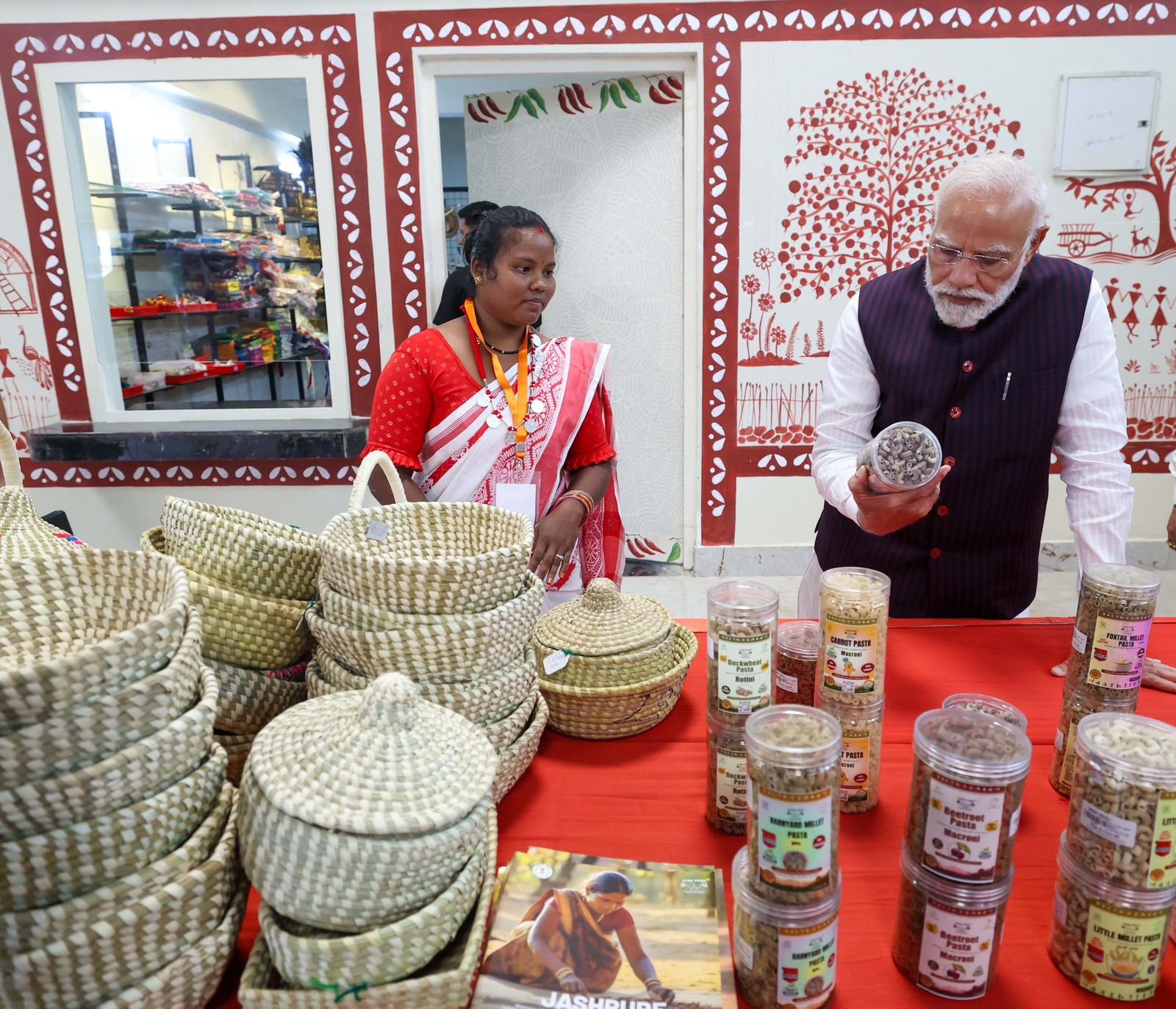 प्रधानमंत्री नरेंद्र मोदी ने राज्योत्सव स्थल पर विभिन्न विभागों द्वारा आयोजित प्रदर्शनी का किया शुभारंभ प्रधानमंत्री नरेंद्र मोदी ने राज्योत्सव स्थल पर विभिन्न विभागों द्वारा आयोजित प्रदर्शनी का किया शुभारंभ