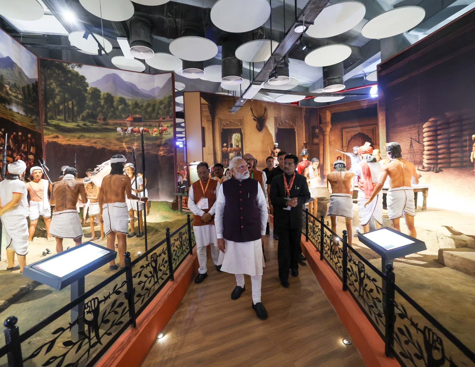 प्रधानमंत्री नरेंद्र मोदी ने शहीद वीर नारायण सिंह स्मारक सह जनजातीय स्वतंत्रता संग्राम सेनानी संग्रहालय का किया लोकार्पण प्रधानमंत्री नरेंद्र मोदी ने शहीद वीर नारायण सिंह स्मारक सह जनजातीय स्वतंत्रता संग्राम सेनानी संग्रहालय का किया लोकार्पण