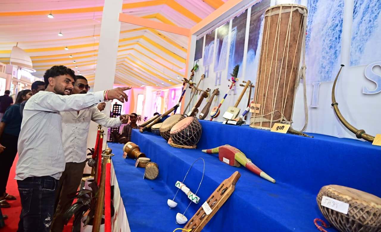 छत्तीसगढ़ की 25 वर्षों की विकास यात्रा को देखने पहुंच रहे है बड़ी संख्या में लोग छत्तीसगढ़ की 25 वर्षों की विकास यात्रा को देखने पहुंच रहे है बड़ी संख्या में लोग