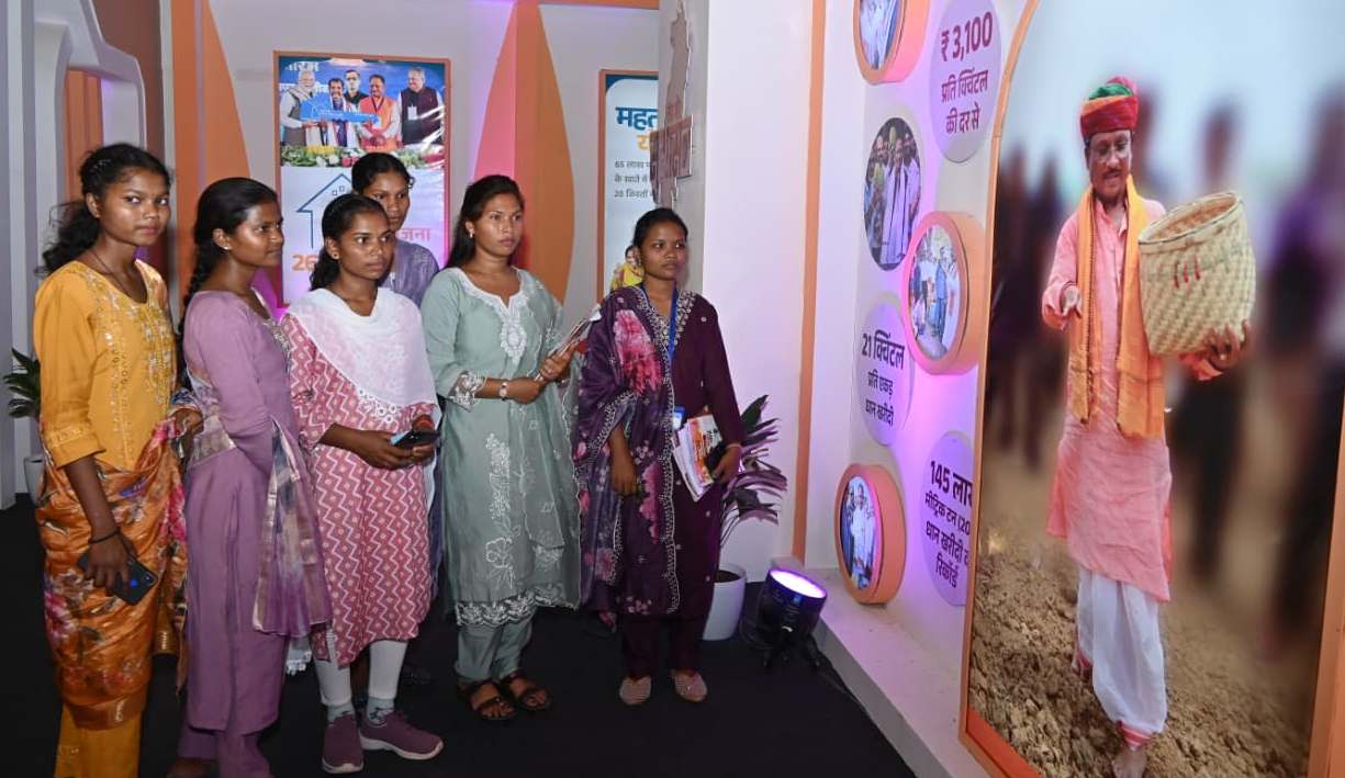 राज्योत्सव प्रदर्शनी में विद्यार्थियों ने देखा छत्तीसगढ़ का विकास सफर राज्योत्सव प्रदर्शनी में विद्यार्थियों ने देखा छत्तीसगढ़ का विकास सफर