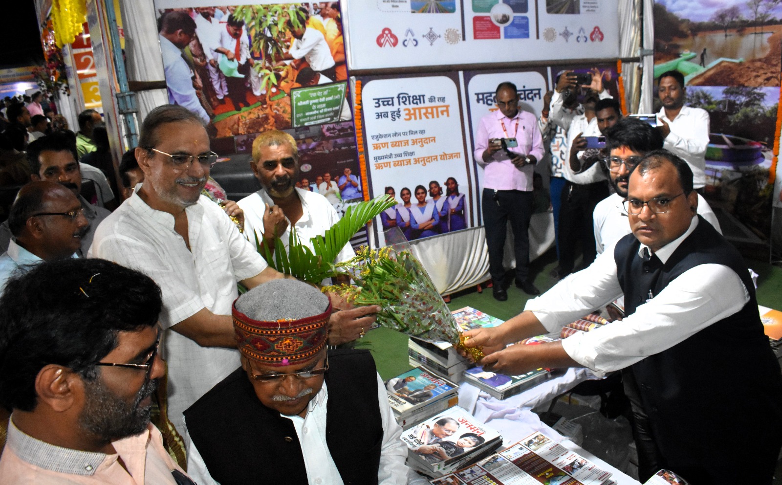 राज्योत्सव समारोह में जनसंपर्क विभाग द्वारा लगाए गए प्रदर्शनी का अवलोकन हेतु बड़ी संख्या में पहुँचे लोग राज्योत्सव समारोह में जनसंपर्क विभाग द्वारा लगाए गए प्रदर्शनी का अवलोकन हेतु बड़ी संख्या में पहुँचे लोग