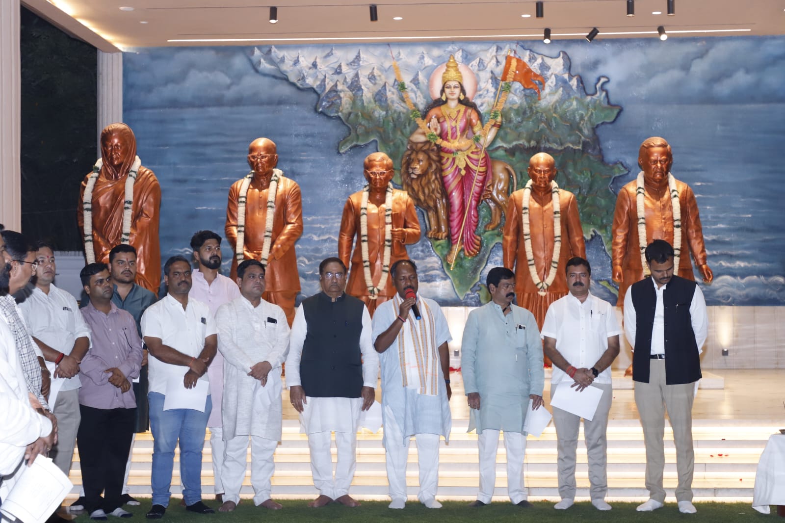 भाजपा प्रदेश कार्यालय में वन्देमातरम् गीत गायन का पूर्वाभ्यास हुआ भाजपा प्रदेश कार्यालय में वन्देमातरम् गीत गायन का पूर्वाभ्यास हुआ