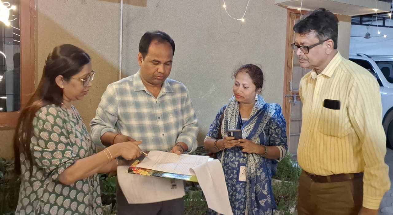 मतदाता सूची के विशेष गहन पुनरीक्षण अभियान के तहत कलेक्टर को बीएलओ ने सौंपा गणना प्रपत्र मतदाता सूची के विशेष गहन पुनरीक्षण अभियान के तहत कलेक्टर को बीएलओ ने सौंपा गणना प्रपत्र