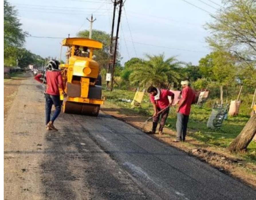 सड़कों में बी.टी. पैच एवं रियेयर कार्य युद्ध स्तर पर सड़कों में बी.टी. पैच एवं रियेयर कार्य युद्ध स्तर पर
