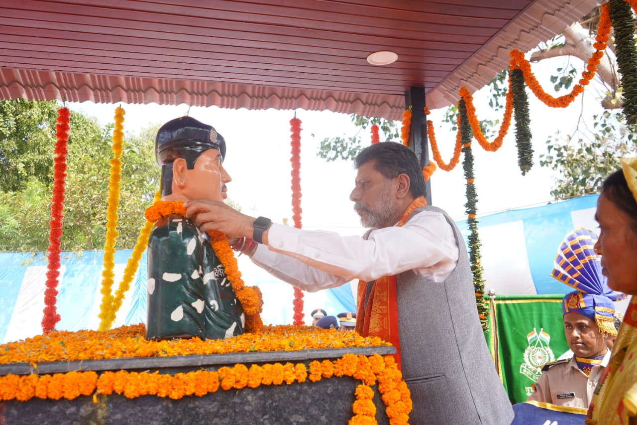 भाजपा प्रदेश अध्यक्ष देव ने शहीद देवेन्द्र कुमार सेठिया की प्रतिमा का अनावरण किया भाजपा प्रदेश अध्यक्ष देव ने शहीद देवेन्द्र कुमार सेठिया की प्रतिमा का अनावरण किया