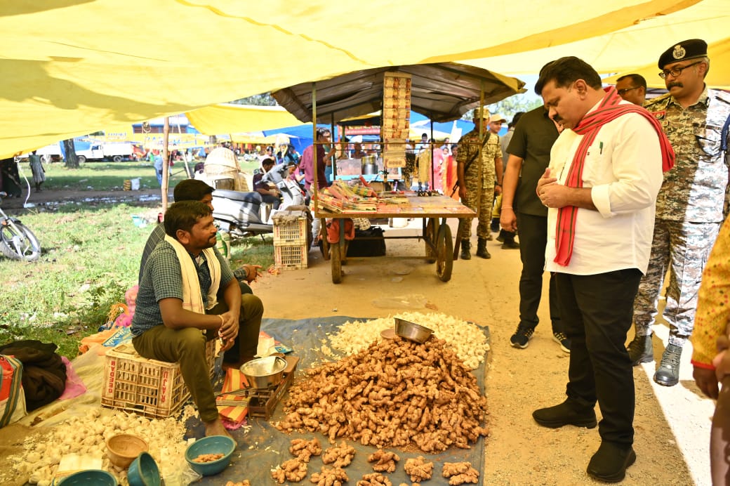 उपमुख्यमंत्री विजय शर्मा पहुंचे गीदम के साप्ताहिक बाजार उपमुख्यमंत्री विजय शर्मा पहुंचे गीदम के साप्ताहिक बाजार