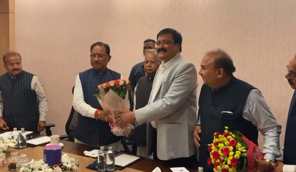 गुजरात के उद्योगपतियों ने मुख्यमंत्री विष्णुदेव साय से की मुलाकात, छत्तीसगढ़ में निवेश की जताई इच्छा गुजरात के उद्योगपतियों ने मुख्यमंत्री विष्णुदेव साय से की मुलाकात, छत्तीसगढ़ में निवेश की जताई इच्छा