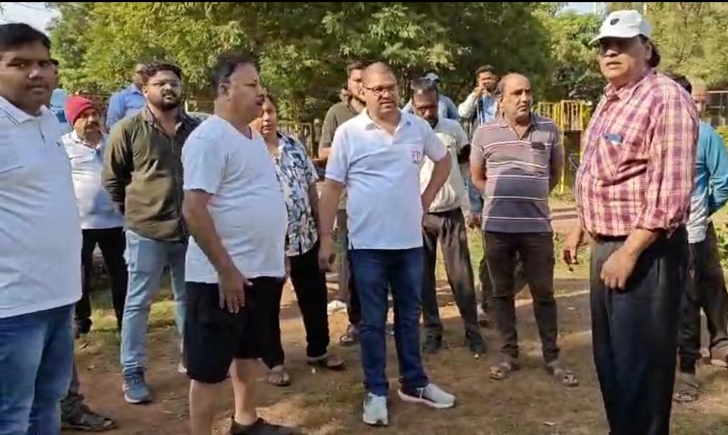 शांति नगर में प्रस्तावित रोड निर्माण का आयुक्त ने किये स्थल निरीक्षण शांति नगर में प्रस्तावित रोड निर्माण का आयुक्त ने किये स्थल निरीक्षण