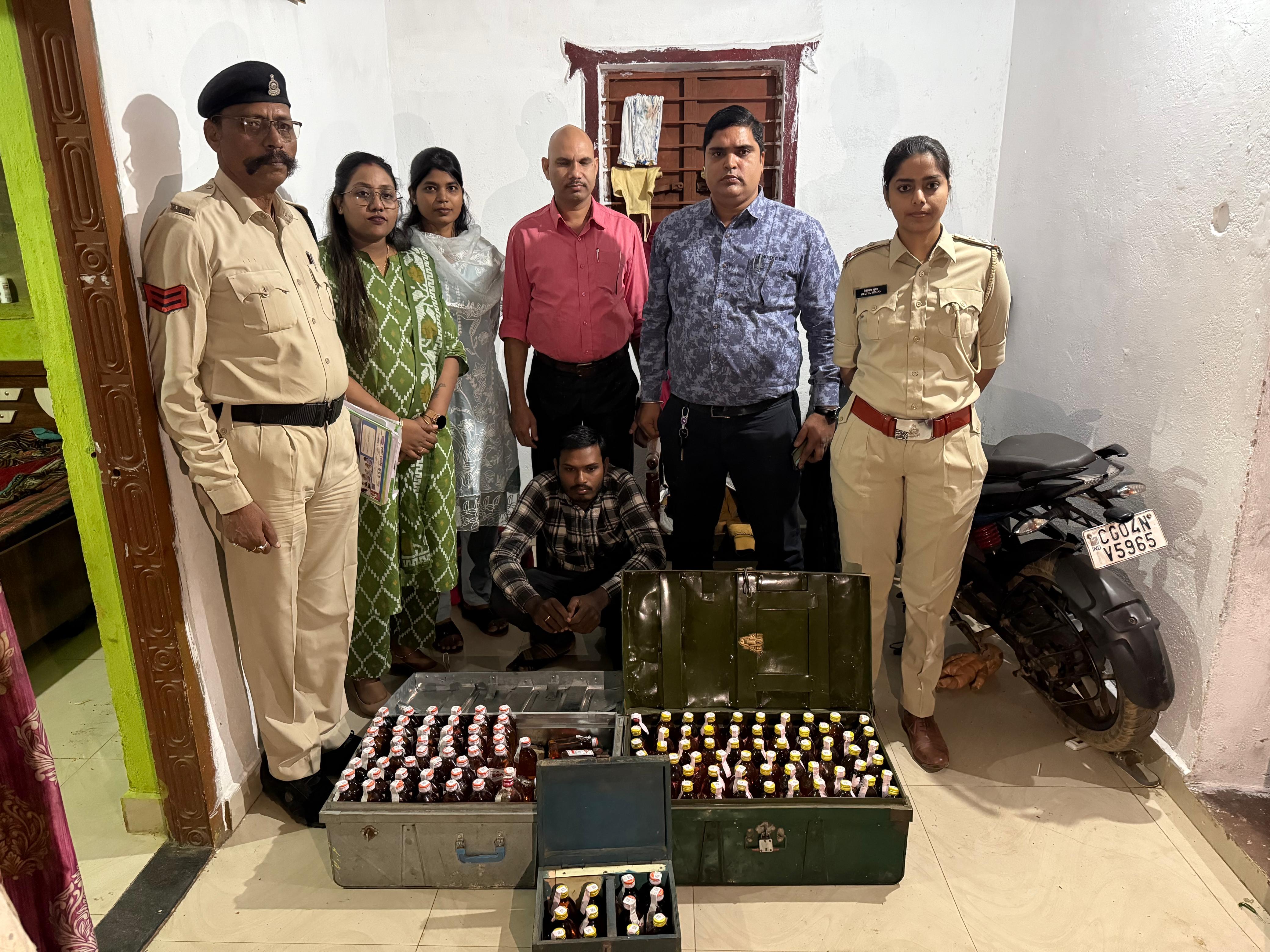 आबकारी विभाग की कार्रवाई : अवैध शराब के साथ दो आरोपियों को किया गिरफ्तार आबकारी विभाग की कार्रवाई : अवैध शराब के साथ दो आरोपियों को किया गिरफ्तार