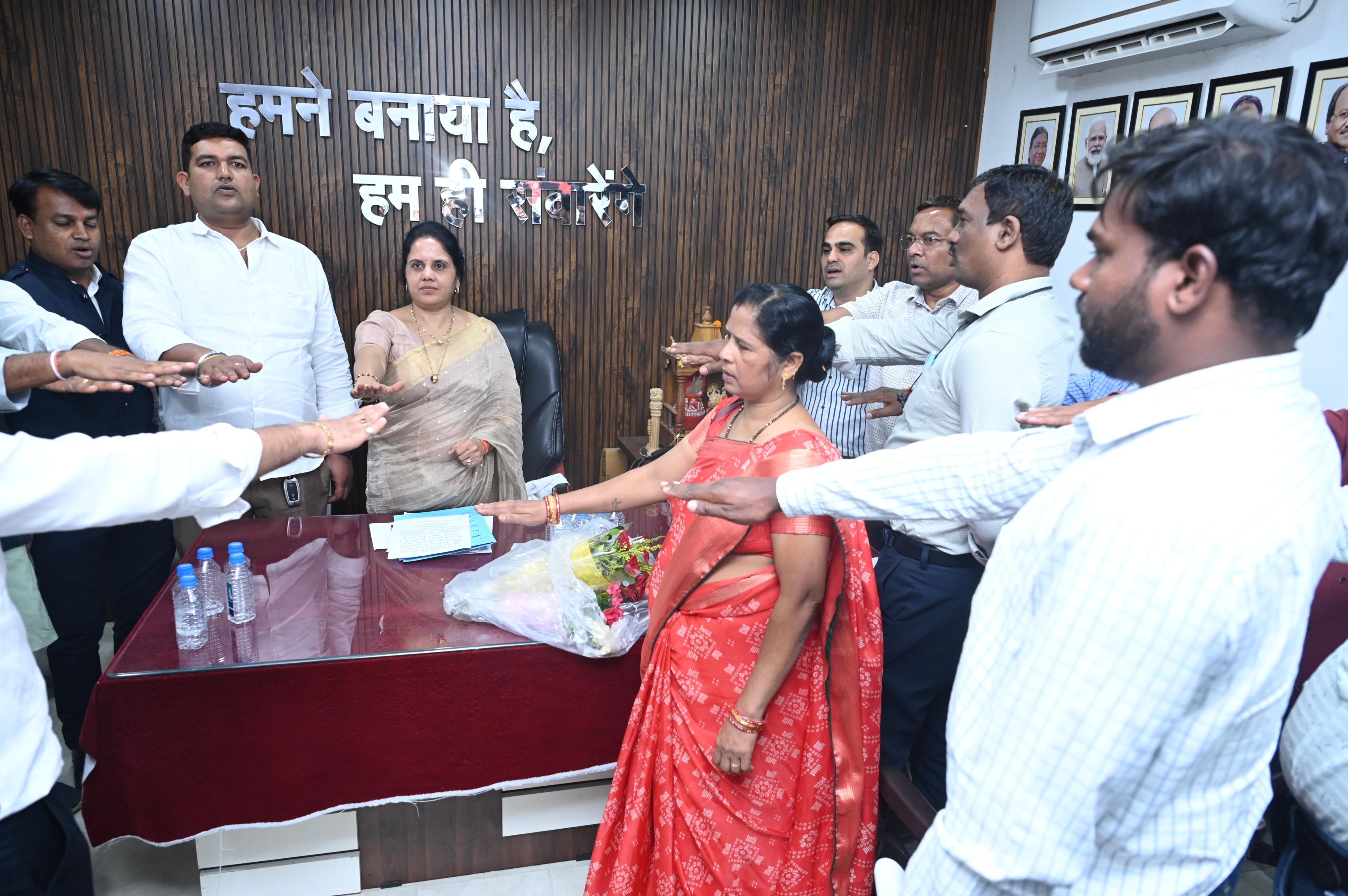 महापौर ने पार्षदों और अधिकारियों और रामकी कम्पनी प्रतिनिधियों को स्वच्छता शपथ दिलवाई महापौर ने पार्षदों और अधिकारियों और रामकी कम्पनी प्रतिनिधियों को स्वच्छता शपथ दिलवाई