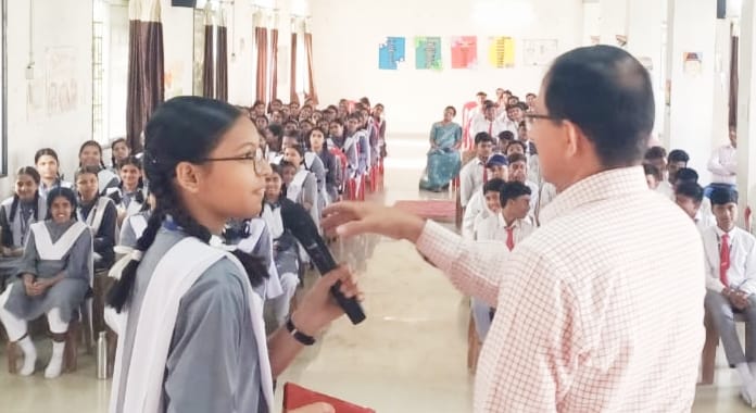 आंखों में पट्टी बांधकर बच्चों को बताया नेत्रदान का महत्व आंखों में पट्टी बांधकर बच्चों को बताया नेत्रदान का महत्व