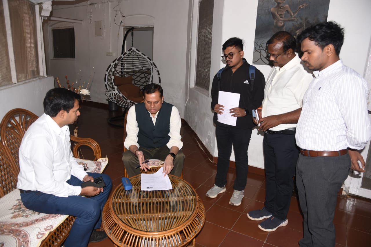 एसआईआर के तहत संभागायुक्त के आवास पर बीएलओ पहुंचे गणना पत्रक वितरण करने एसआईआर के तहत संभागायुक्त के आवास पर बीएलओ पहुंचे गणना पत्रक वितरण करने