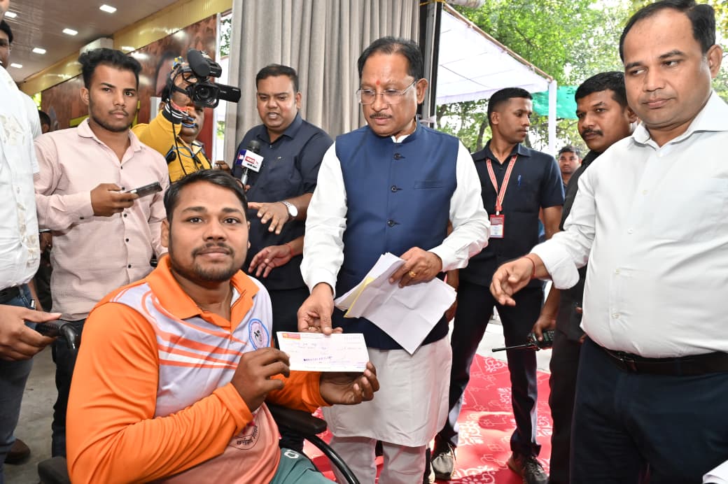 दिव्यांग रग्बी खिलाड़ी की मदद के लिए मुख्यमंत्री आगे आए — जनदर्शन में स्वीकृत किया 90 हजार रुपए का आर्थिक अनुदान दिव्यांग रग्बी खिलाड़ी की मदद के लिए मुख्यमंत्री आगे आए — जनदर्शन में स्वीकृत किया 90 हजार रुपए का आर्थिक अनुदान