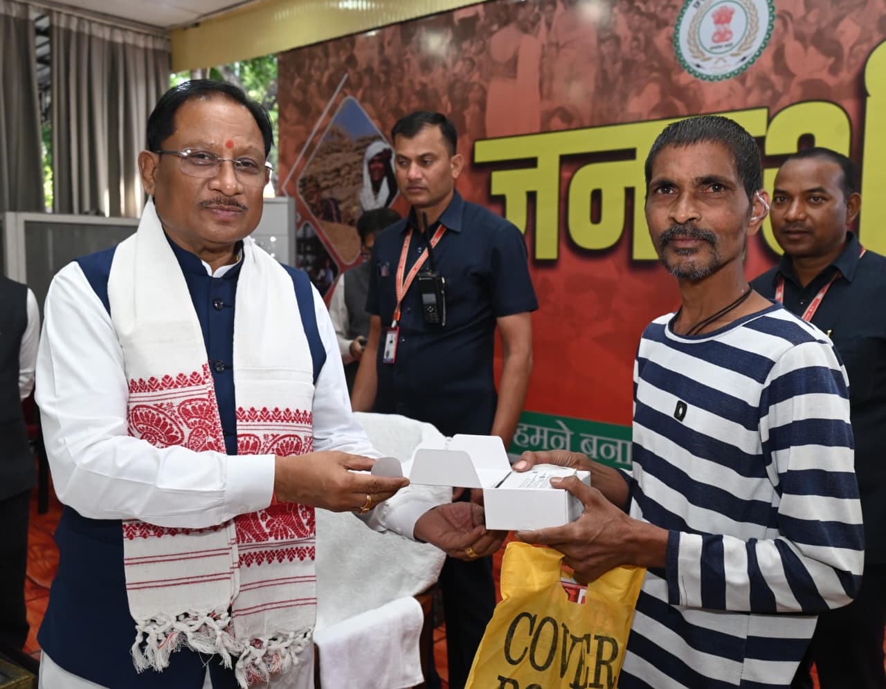 मुख्यमंत्री ने समझी पीड़ा, तुरंत बढ़ाया कदम - रमन निर्मलकर को सौंपा श्रवण यंत्र मुख्यमंत्री ने समझी पीड़ा, तुरंत बढ़ाया कदम - रमन निर्मलकर को सौंपा श्रवण यंत्र