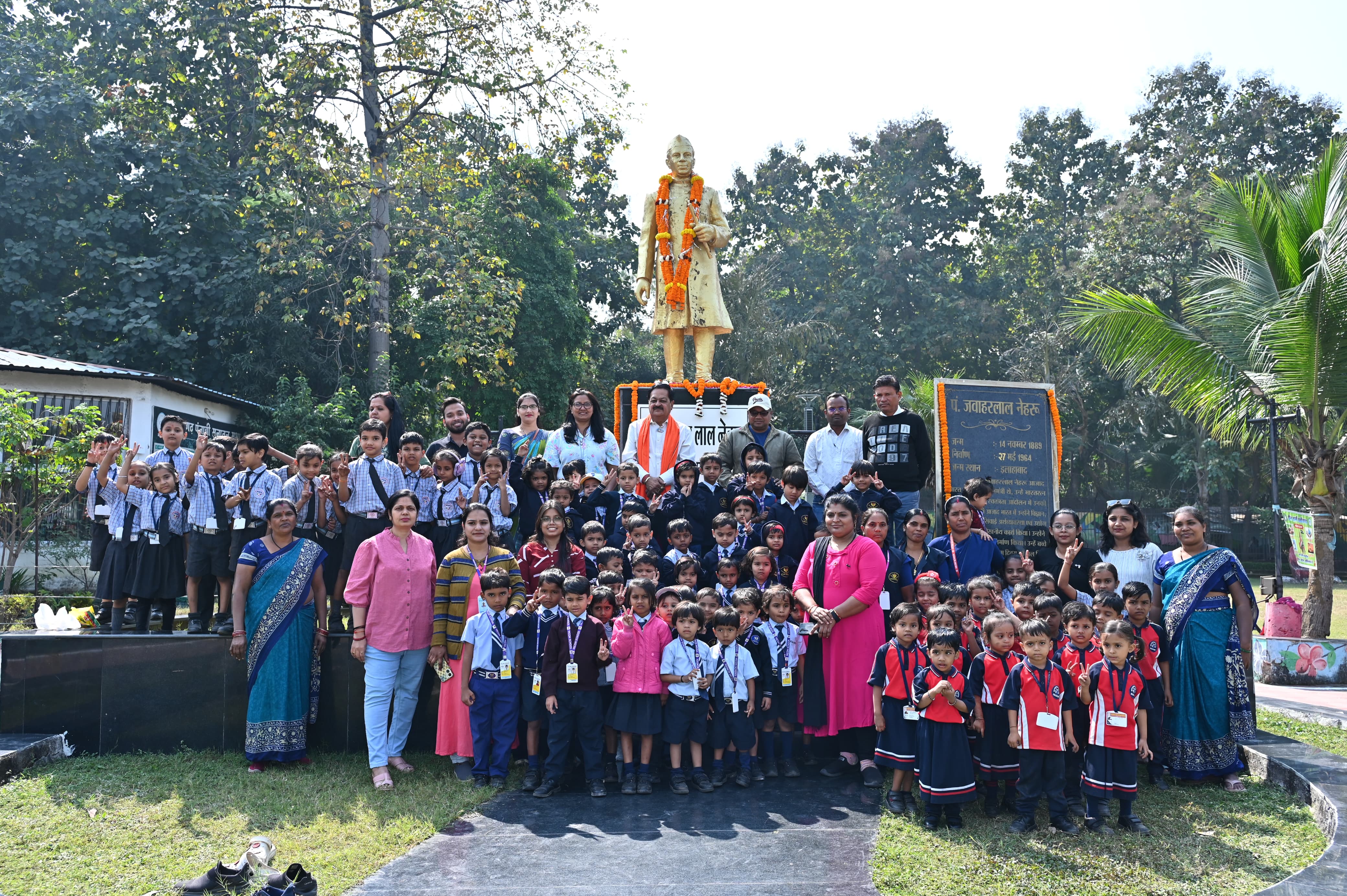 भारत गणराज्य के प्रथम प्रधानमंत्री पण्डित जवाहर लाल नेहरू का 140वीं जयन्ती पर नन्हे- मुन्ने स्कूली बच्चों ने गाँधी - नेहरू उद्यान स्थित प्रतिमा स्थल के समक्ष पहुंचकर किया नमन भारत गणराज्य के प्रथम प्रधानमंत्री पण्डित जवाहर लाल नेहरू का 140वीं जयन्ती पर नन्हे- मुन्ने स्कूली बच्चों ने गाँधी - नेहरू उद्यान स्थित प्रतिमा स्थल के समक्ष पहुंचकर किया नमन