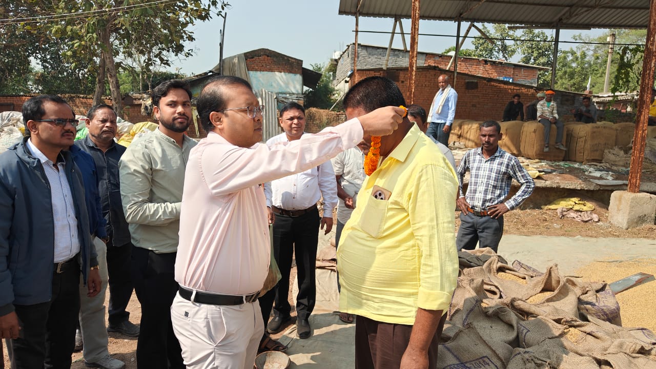 देवरघटा धान उपार्जन केन्द्र पहुंचकर किसान को माला पहनाकर कलेक्टर ने धान खरीदी कार्य का किया शुभारंभ देवरघटा धान उपार्जन केन्द्र पहुंचकर किसान को माला पहनाकर कलेक्टर ने धान खरीदी कार्य का किया शुभारंभ