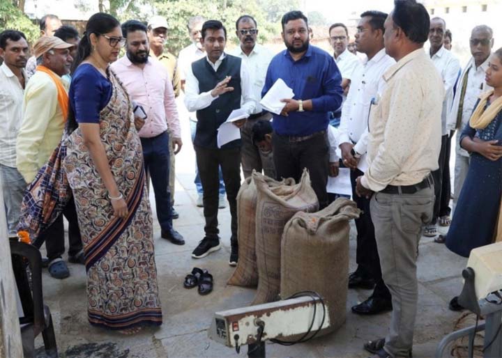 सचिव रीना बाबा साहेब कंगाले ने कांकेर जिले के धान खरीदी केंद्रों की व्यवस्था का लिया जायज़ा सचिव रीना बाबा साहेब कंगाले ने कांकेर जिले के धान खरीदी केंद्रों की व्यवस्था का लिया जायज़ा