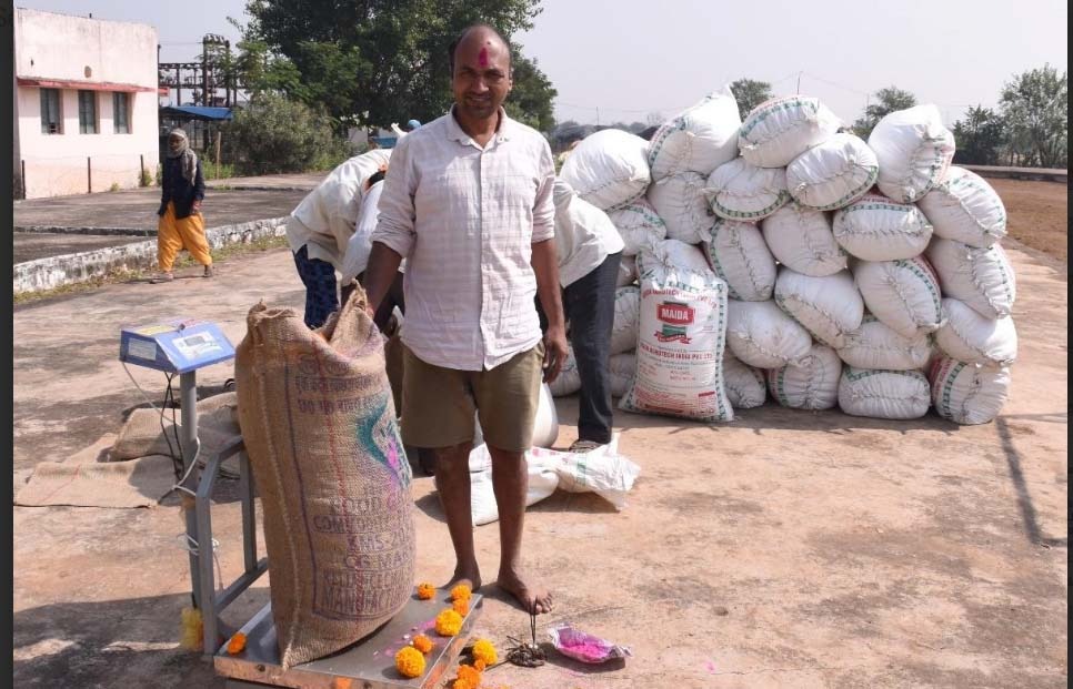 किसान नंदकिशोर ने पहले दिन ही धान विक्रय होने पर जाहिर की अपनी खुशी किसान नंदकिशोर ने पहले दिन ही धान विक्रय होने पर जाहिर की अपनी खुशी