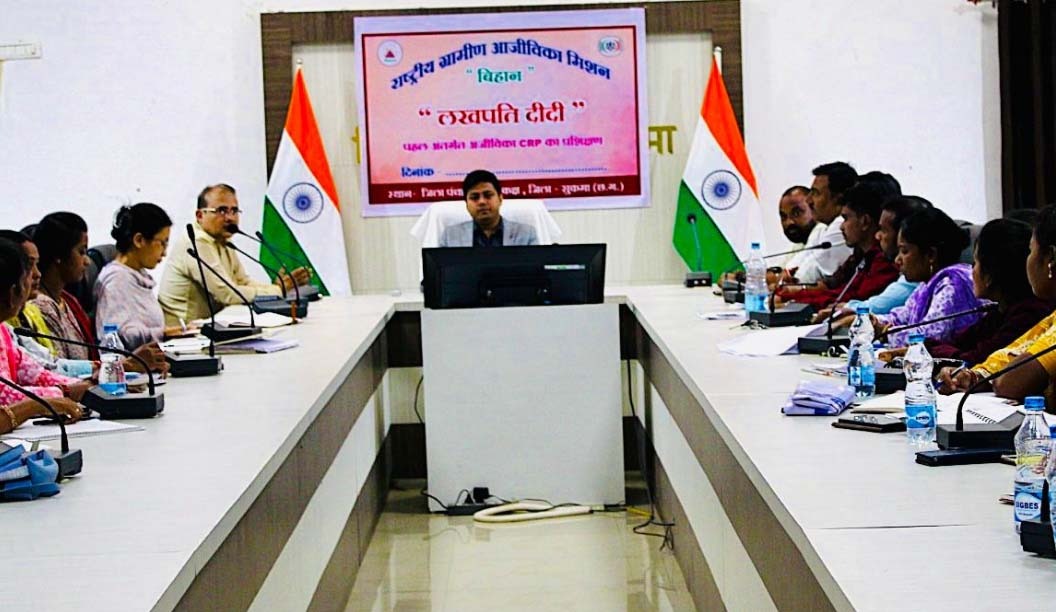 माओवाद प्रभावित परिवारों को समूहों से जोड़ने का अभियान तेज माओवाद प्रभावित परिवारों को समूहों से जोड़ने का अभियान तेज