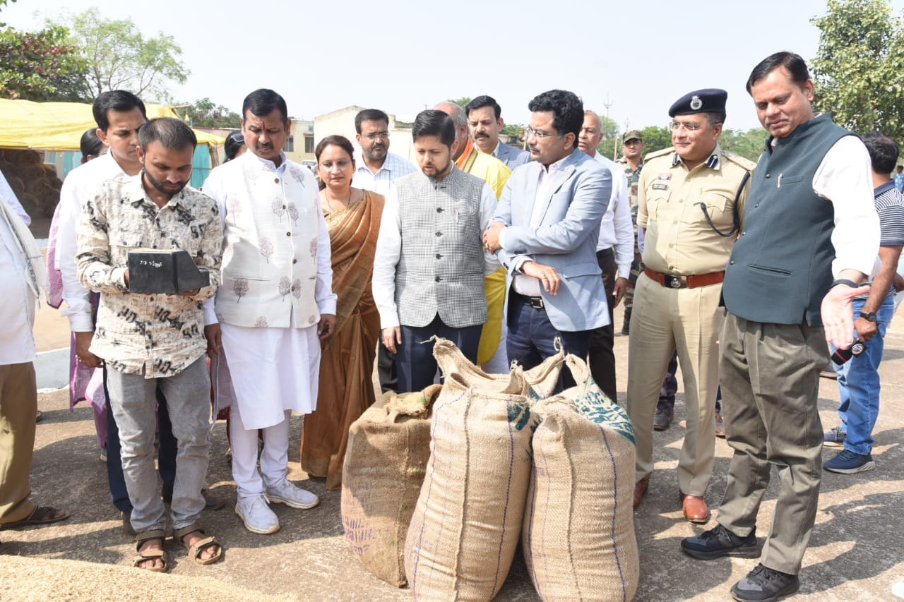 जिले के प्रभारी सचिव श्री सोनमणि बोरा ने धान उपार्जन केंद्रों में व्यवस्था का जायजा लिया जिले के प्रभारी सचिव श्री सोनमणि बोरा ने धान उपार्जन केंद्रों में व्यवस्था का जायजा लिया