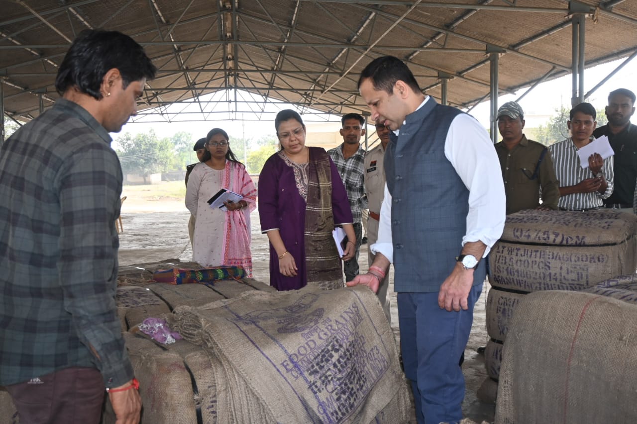 बलौदाबाजार जिले के प्रभारी सचिव ने धान खरीदी केंद्रों का किया औचक निरीक्षण बलौदाबाजार जिले के प्रभारी सचिव ने धान खरीदी केंद्रों का किया औचक निरीक्षण