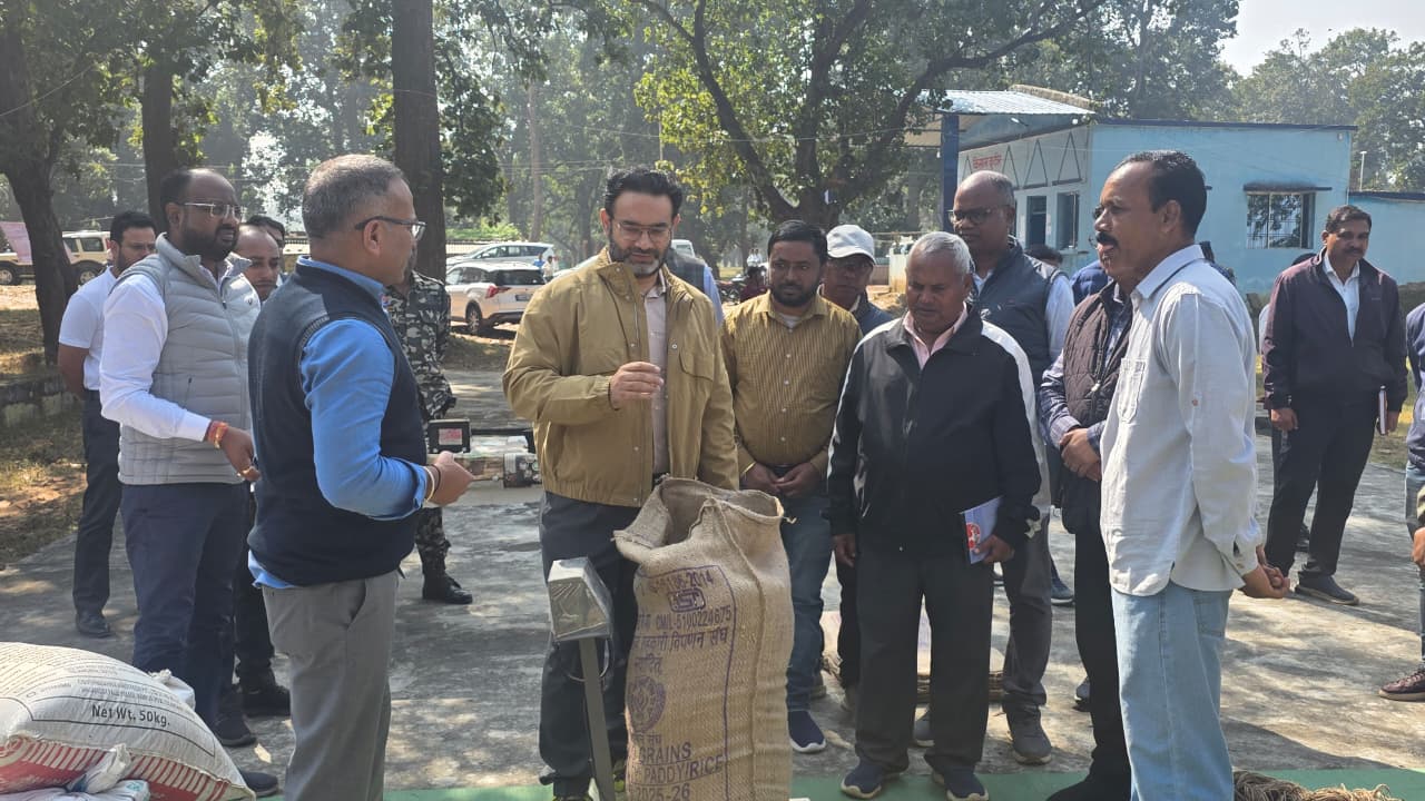 सचिव डॉ. कमलप्रीत सिंह ने धान खरीदी केंद्रों का किया निरीक्षण सचिव डॉ. कमलप्रीत सिंह ने धान खरीदी केंद्रों का किया निरीक्षण