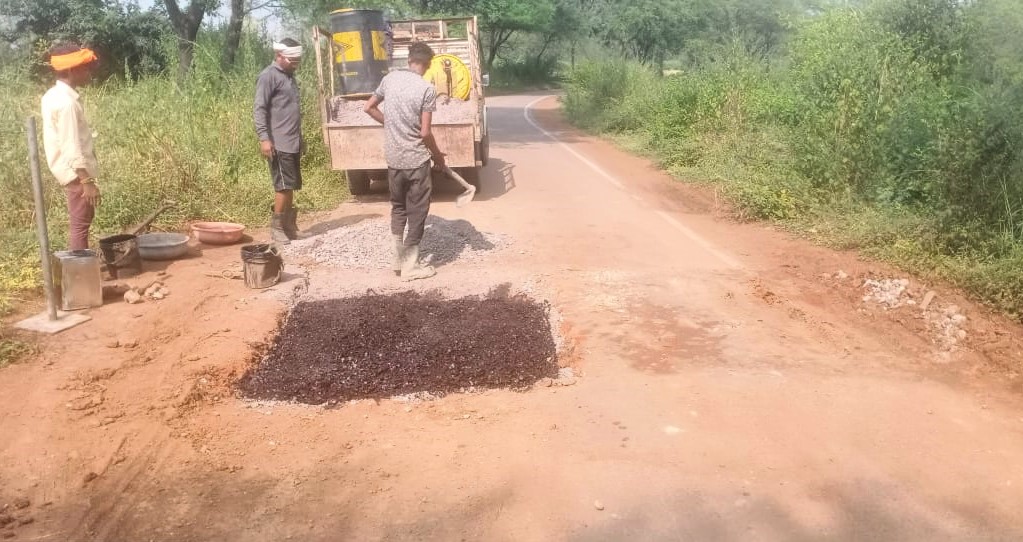 घोघोपुरी मार्ग का त्वरित किया गया संधारण, सुगम हुआ ग्रामीणों का आवागमन घोघोपुरी मार्ग का त्वरित किया गया संधारण, सुगम हुआ ग्रामीणों का आवागमन