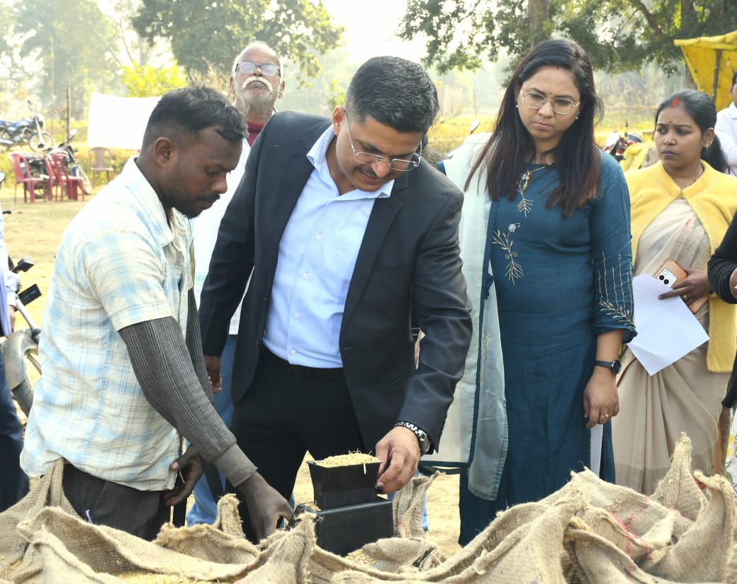 सचिव अवनीश शरण ने किया विभिन्न धान खरीदी केंद्रों का निरीक्षण सचिव अवनीश शरण ने किया विभिन्न धान खरीदी केंद्रों का निरीक्षण
