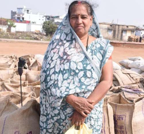 ग्राम मोखला की किसान किरण साहू धान की बिक्री के लिए पहुंची धान उपार्जन केन्द्र भर्रेगांव ग्राम मोखला की किसान किरण साहू धान की बिक्री के लिए पहुंची धान उपार्जन केन्द्र भर्रेगांव