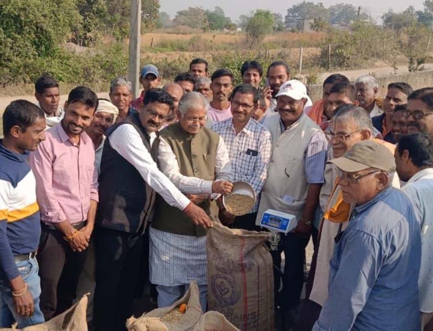 विधायक धरमलाल कौशिक ने कड़ार केन्द्र में किया धान खरीदी अभियान का शुभारंभ विधायक धरमलाल कौशिक ने कड़ार केन्द्र में किया धान खरीदी अभियान का शुभारंभ