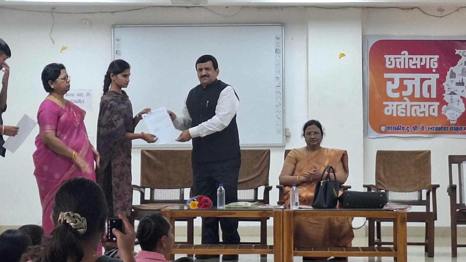 जादू टोने का अस्तित्व नहीं,अंधविश्वास पर भरोसा न करें- डॉ. दिनेश मिश्र जादू टोने का अस्तित्व नहीं,अंधविश्वास पर भरोसा न करें- डॉ. दिनेश मिश्र