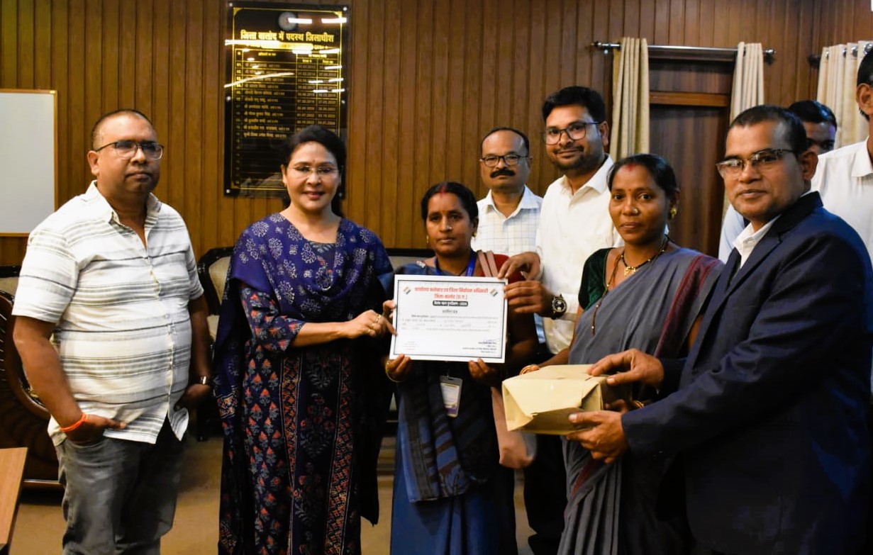 जिला निर्वाचन अधिकारी ने एसआईआर में उत्कृष्ट कार्य के लिए बीएलओ को किया सम्मानित जिला निर्वाचन अधिकारी ने एसआईआर में उत्कृष्ट कार्य के लिए बीएलओ को किया सम्मानित