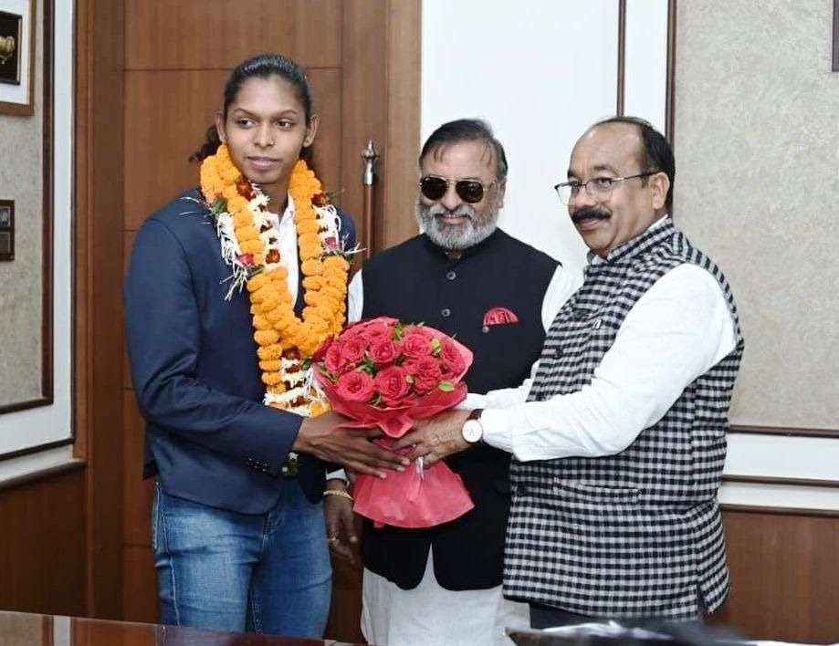 उप मुख्यमंत्री श्री अरुण साव से मिलीं कबड्डी विश्व कप की मोस्ट वेल्युबल प्लेयर संजू देवी उप मुख्यमंत्री श्री अरुण साव से मिलीं कबड्डी विश्व कप की मोस्ट वेल्युबल प्लेयर संजू देवी