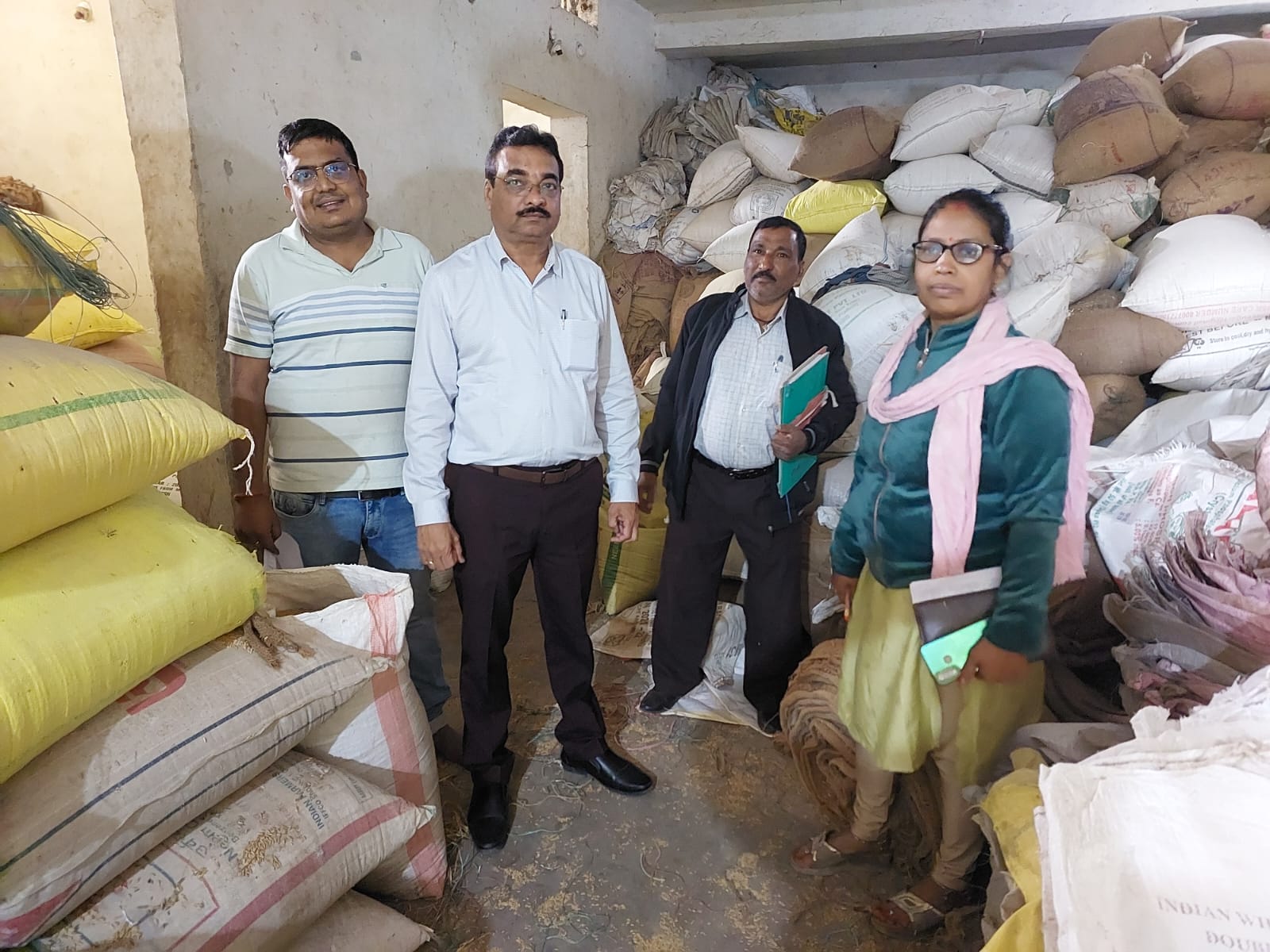 कार्रवाई में साढ़े 7 लाख का अवैध धान जब्त कार्रवाई में साढ़े 7 लाख का अवैध धान जब्त