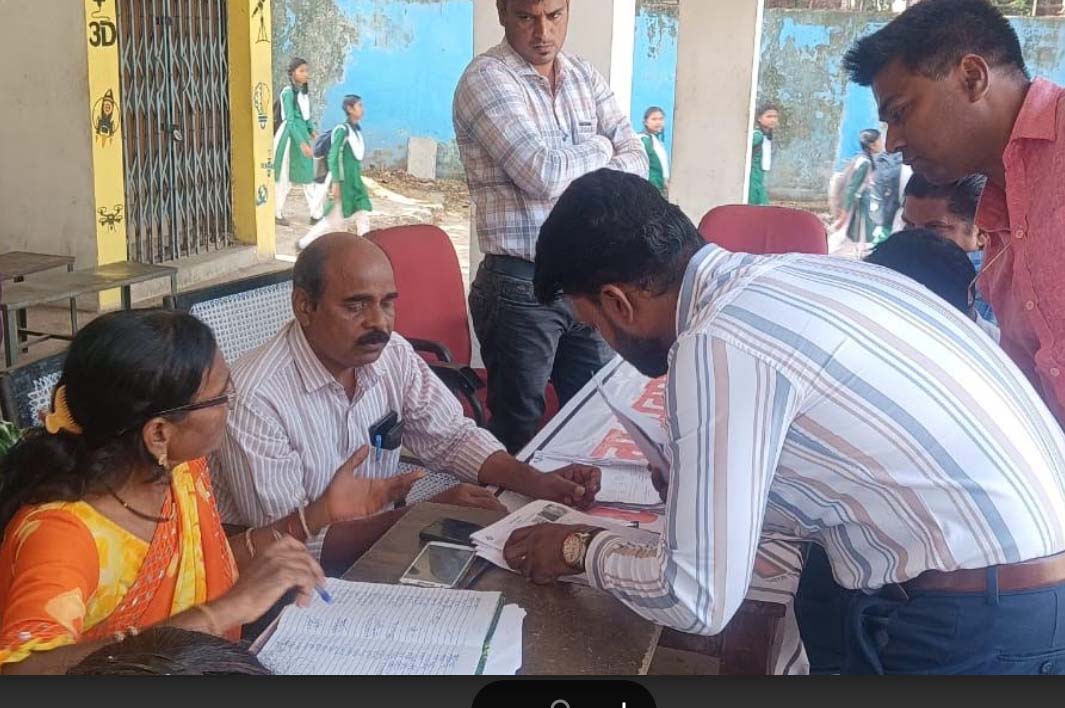 महासमुंद जिले में विशेष गहन पुनरीक्षण कार्य सतत रूप से जारी महासमुंद जिले में विशेष गहन पुनरीक्षण कार्य सतत रूप से जारी