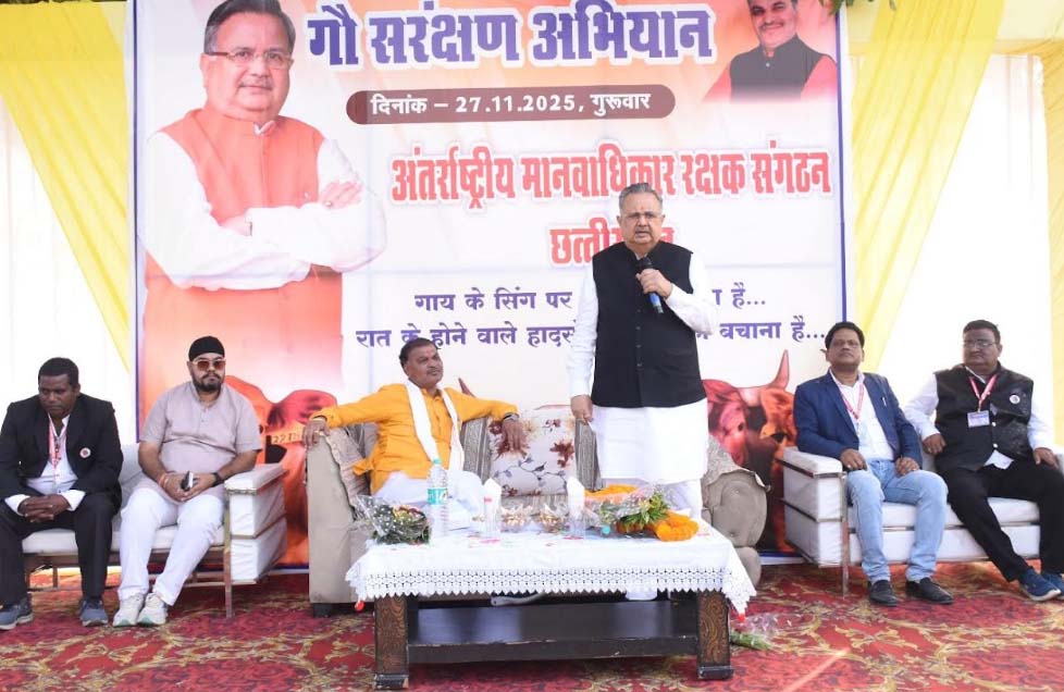 विधानसभा अध्यक्ष डॉ. रमन सिंह ने गौ संरक्षण के लिए मवेशियों के गले एवं सींग में लगाई रेडियम पट्टी विधानसभा अध्यक्ष डॉ. रमन सिंह ने गौ संरक्षण के लिए मवेशियों के गले एवं सींग में लगाई रेडियम पट्टी