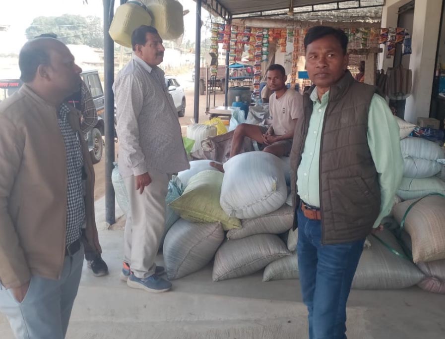 सरगुजा जिले के मडगांव में किराना दुकान से 200 बोरी धान जब्त सरगुजा जिले के मडगांव में किराना दुकान से 200 बोरी धान जब्त