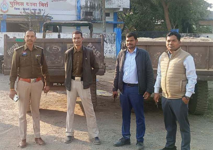 एक चैन माउंटेन व दो ट्रैक्टर जब्त : रेत के अवैध उत्खनन एवं परिवहन के मामले में कार्रवाई एक चैन माउंटेन व दो ट्रैक्टर जब्त : रेत के अवैध उत्खनन एवं परिवहन के मामले में कार्रवाई
